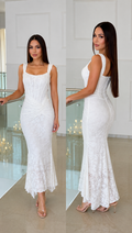Vestido blanco de encaje con tirantes anchos y corte sirena, vistas frontal y posterior