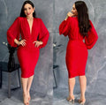 Vestido midi rojo con escote profundo en V y mangas largas amplias, visto de frente y de espalda