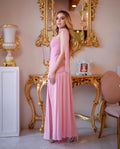 Vestido largo rosa con cuerpo entallado, falda plisada y detalle tipo pañuelo al cuello