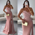 Vestido largo rosa palo sin tirantes con drapeado diagonal, abertura lateral y panel largo