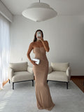 Vista frontal de vestido largo beige sin tirantes con busto fruncido