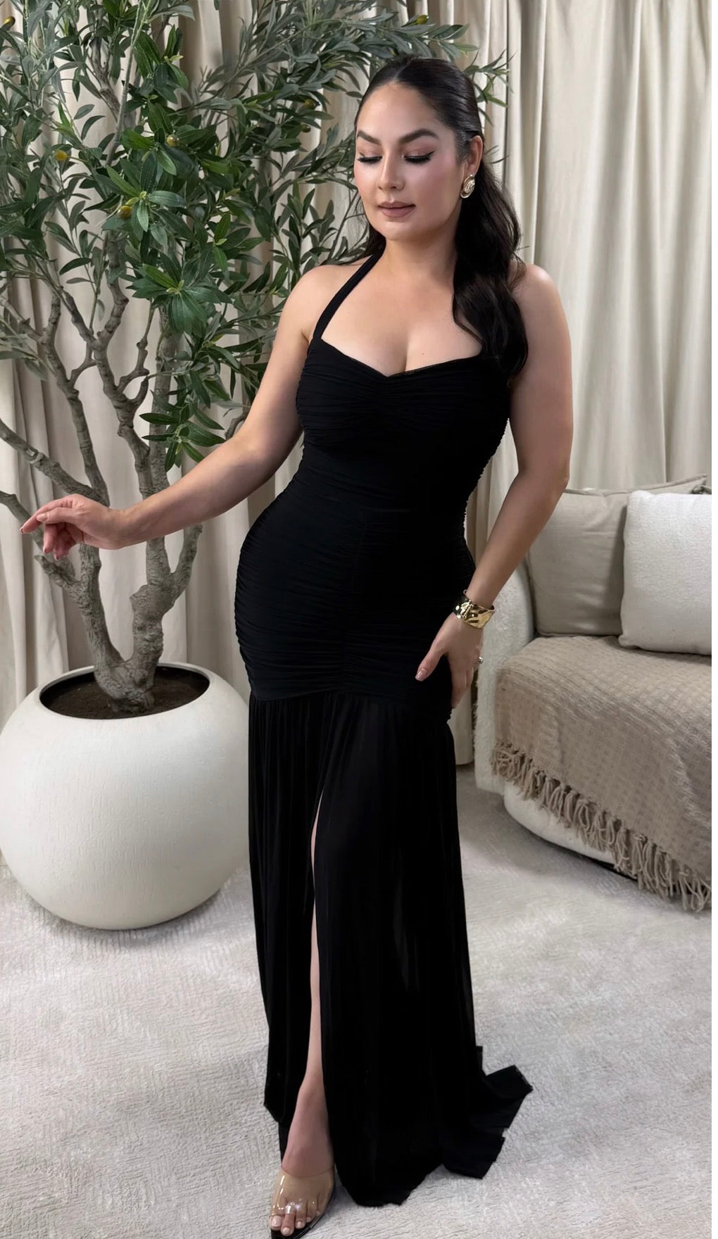 Vestido largo negro con tirantes, escote en V y abertura frontal en la falda