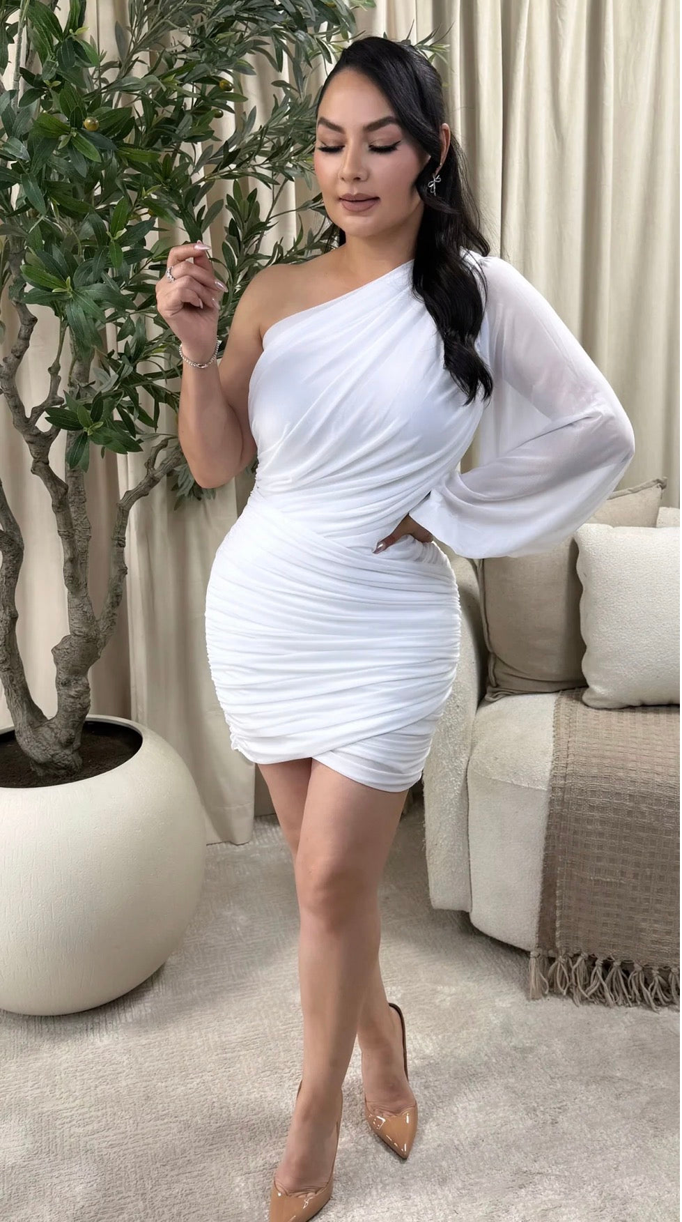 Vestido corto blanco de un hombro con manga larga amplia y cuerpo fruncido