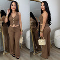 Conjunto café de chaleco con botones dorados y pantalón amplio