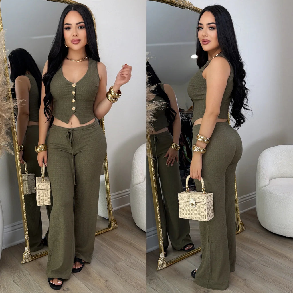 Conjunto verde olivo de chaleco con botones dorados y pantalón amplio