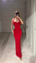 Vestido largo rojo halter con escote corazón y fruncido, vista frontal