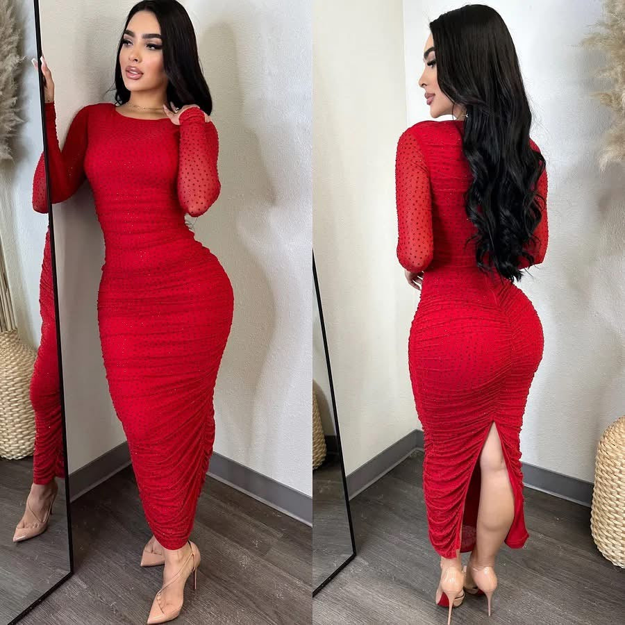 Vestido midi rojo fruncido con mangas largas de transparencias, vistas frontal y posterior
