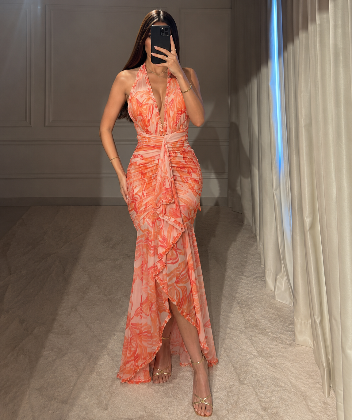 Vista frontal de vestido largo estampado coral con cuello halter, drapeado y volantes
