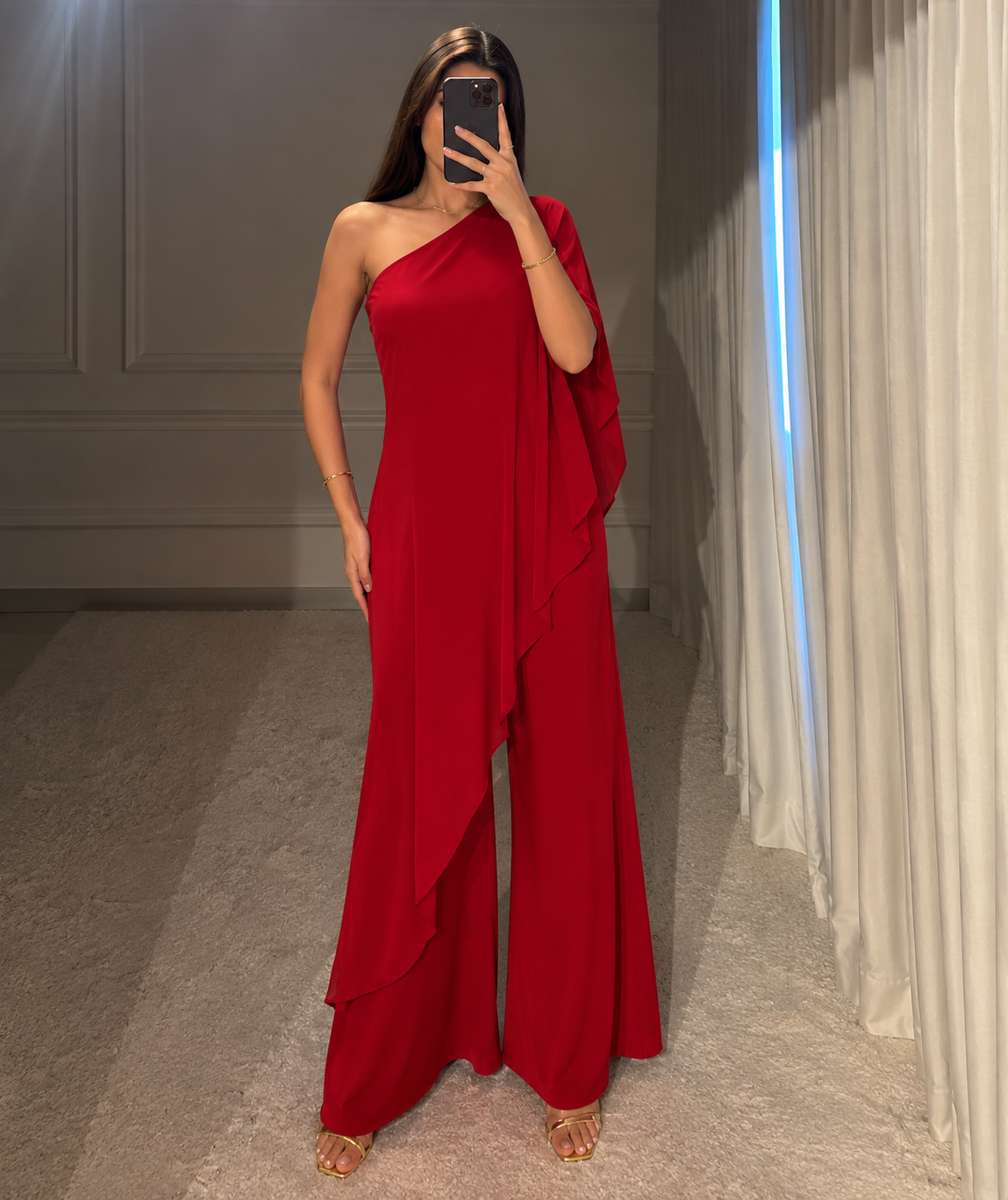 Palazzo rojo de un hombro con capa asimétrica y pantalón de pierna amplia