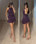 Vestido corto morado de pequeños puntos con cuello halter y falda con vuelo, vista frontal y lateral