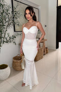 Vista frontal de vestido largo blanco de tirantes con transparencias y corte sirena