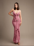 Vista frontal de vestido largo rosa palo de tirantes con volantes y drapeado
