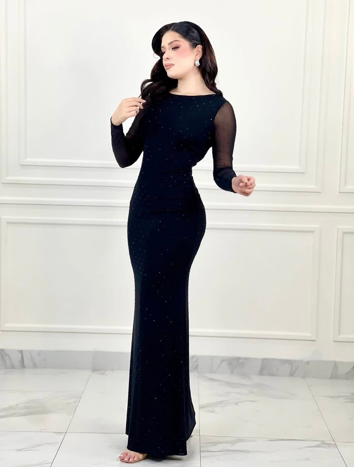 Vestido largo oscuro con brillo y mangas transparentes – Talla L