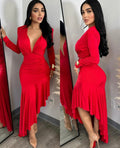Vestido rojo asimétrico con manga larga y escote en V
