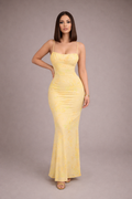 Vestido largo amarillo claro con tirantes finos, escote recto y falda de corte sirena