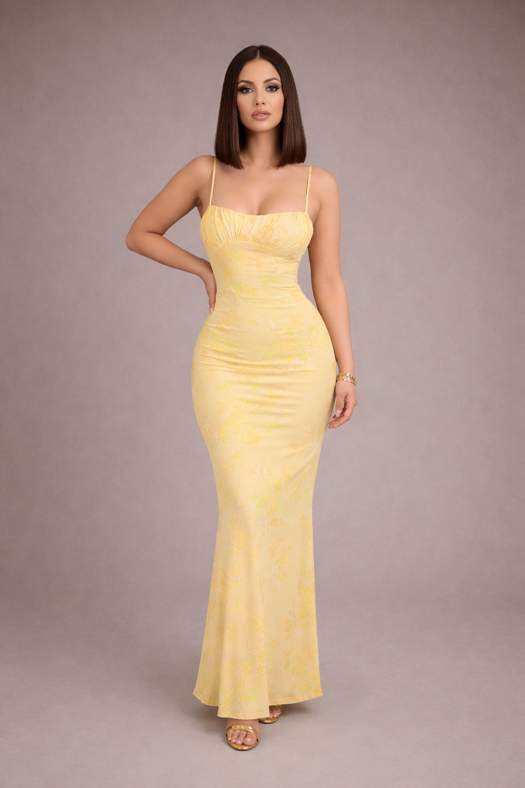 Vestido largo amarillo claro con tirantes finos, escote recto y falda de corte sirena