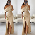 Vestido largo beige de un hombro con drapeado en cintura y abertura frontal