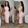 Vestido midi rosa claro texturizado con espalda abierta y tirantes cruzados, vistas frontal y posterior