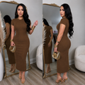 Vestido midi marrón acanalado de manga corta y cuello redondo, visto de frente y de espalda