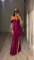 Vestido largo magenta de hombros descubiertos con drapeado y abertura en la falda