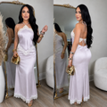 Vestido largo lila claro con cuello halter, encaje y espalda descubierta con lazos, vistas frontal y posterior