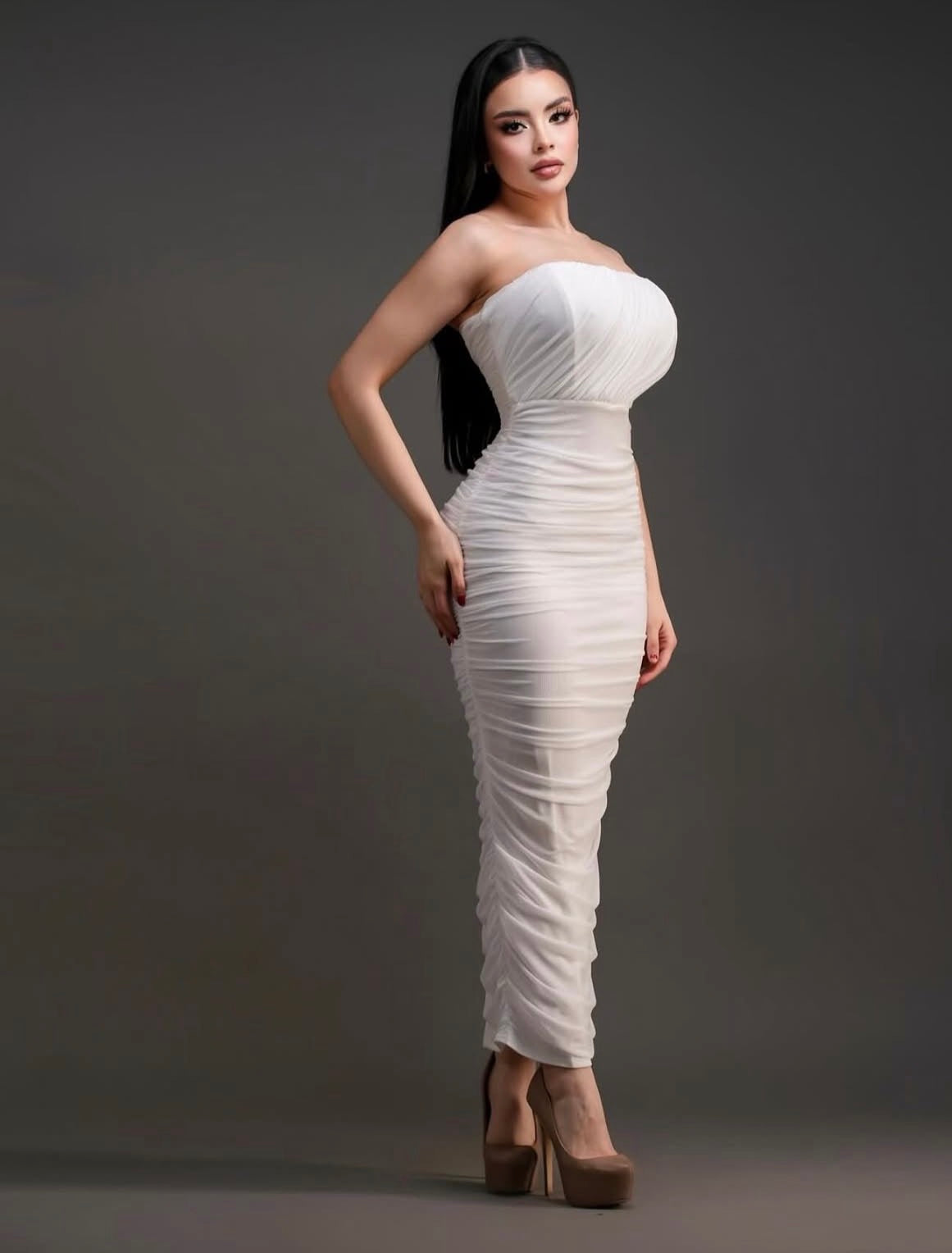 Vestido largo blanco sin tirantes con escote de volumen y cuerpo fruncido