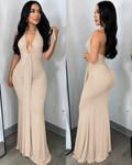 Vestido largo beige con escote halter profundo, drapeado frontal y espalda descubierta, vistas frontal y posterior